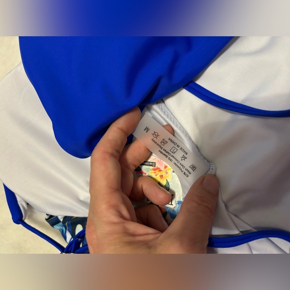 NWT. Women’s swim suit. Size medium - Picture 5 of 5